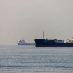 Irán dice haber lanzado misiles contra buques de EE.UU. en el mar de Omán y Washington lo niega